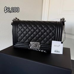 CHANEL medium Boybag