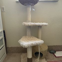 PetPals Amulet Large Cat Tree Almost New 