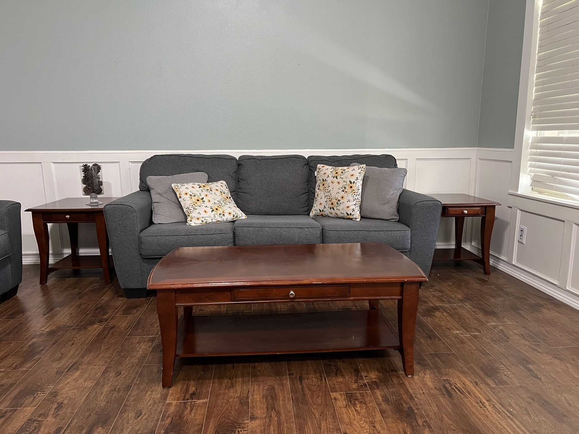 Living Room Couches And Tables