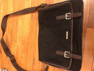 MICHAEL KORS stylish and elegant men’s messenger bag.