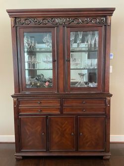 China Cabinet / Hutch