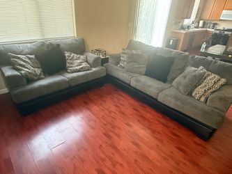 Grey 2-Piece Couch Set / Sofa & Loveseat