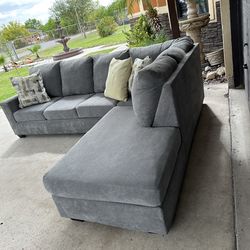 Beautiful grey sectional in great condition super comfy and nice asking 600