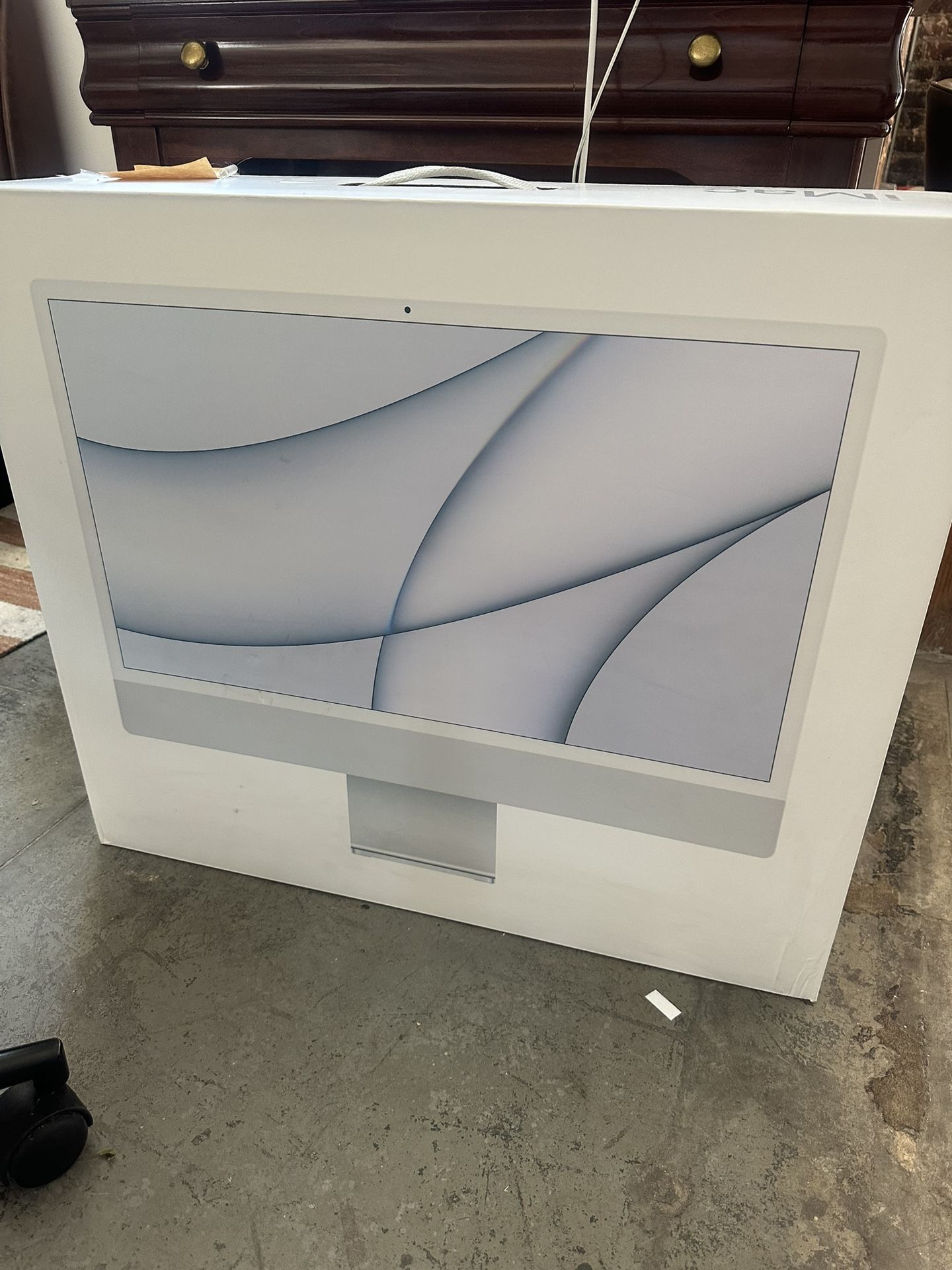 iMac Silver Apple Computer - 24" Screen - 8GB Memory / 256GB Storage - Mint!