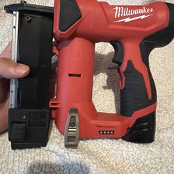 M12 12 - Volt 23- Gauge Pin Nailer MILWAUKEE 