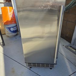 Under counter ice maker