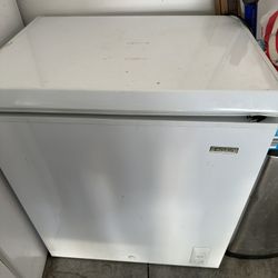 FREE BUT DOESN’T COOL ANYMORE DEEP FREEZER AND BRIO WATER DISPENSER