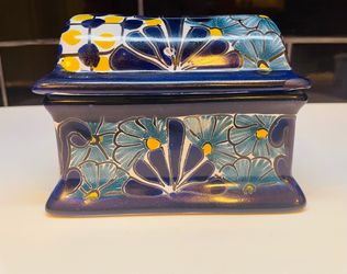 Beautiful hand crafted/hand painted Mexican Talavera domed lid trinket box
