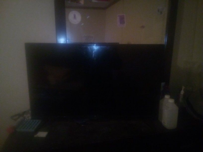 Black 32' LED Insignia Tv