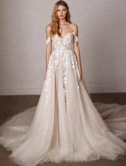 Elegant Off Shoulder Wedding Dress With Train Tulle