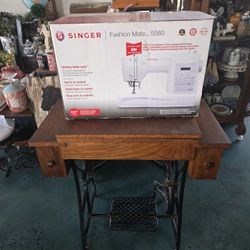 Singer Sewing Machine With Antique Table