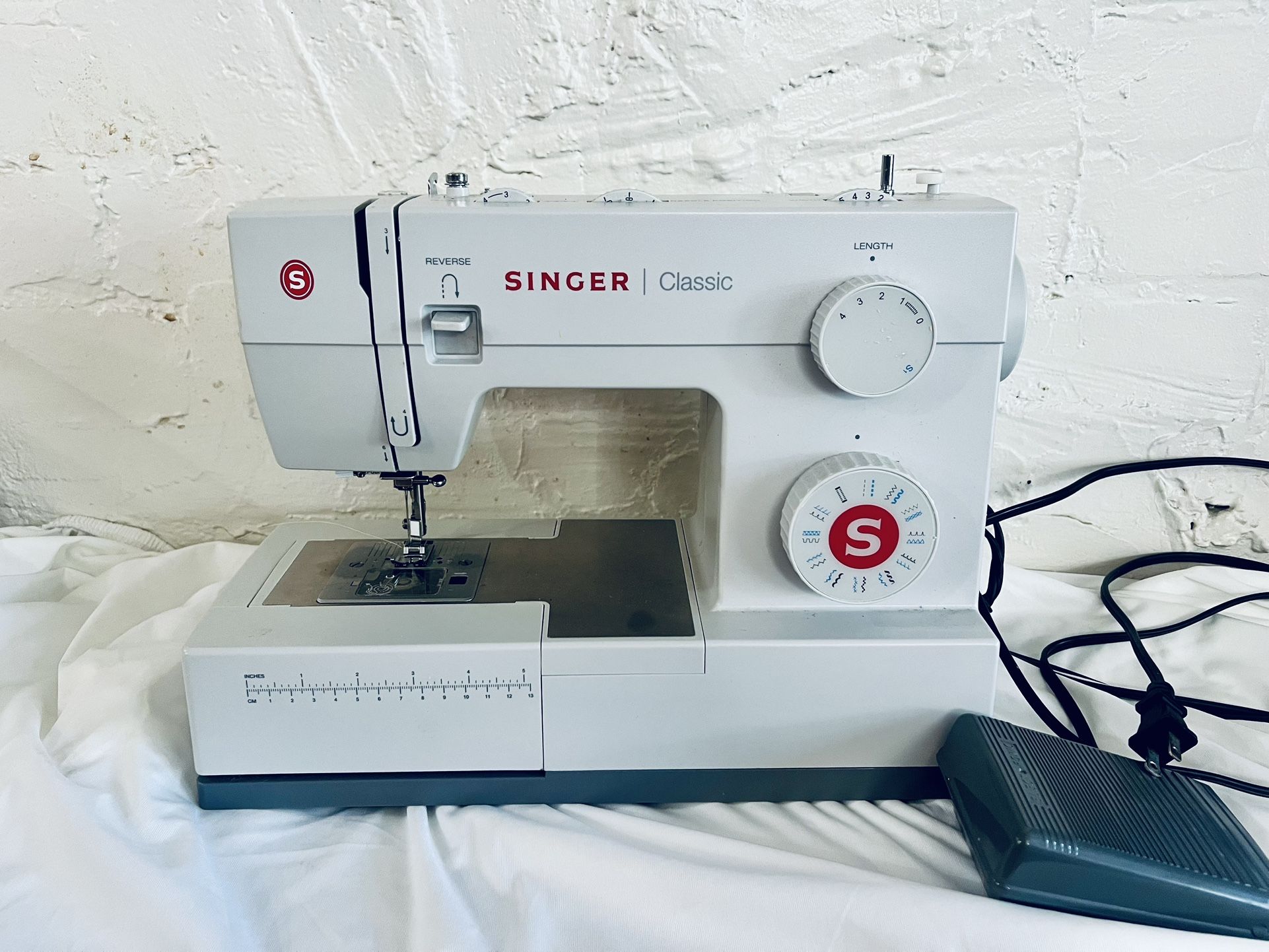 Singer Classic 44S Sewing Machine