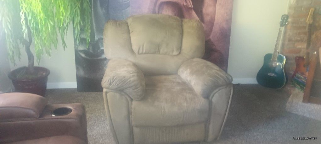Free Recliner Needs Work On Handle