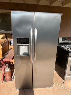 FRIGIDAIRE Refrigerator: Stainless Steel Includes Ice Maker