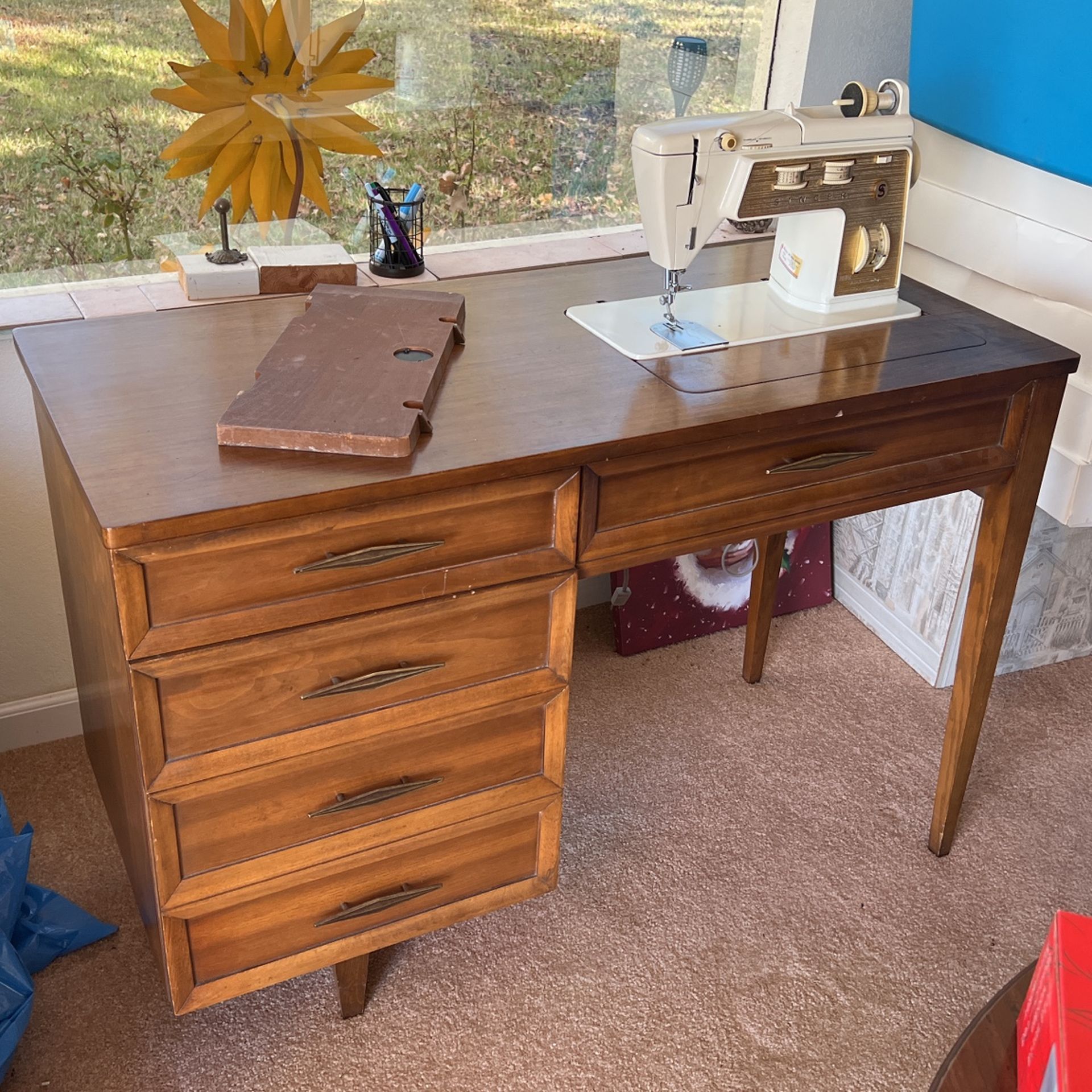 Sewing Machine/desk