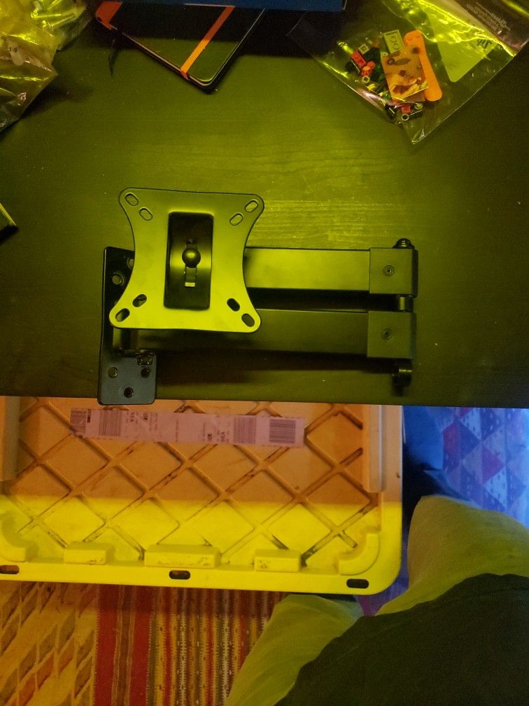Single Monitor Swivel Wall Mount