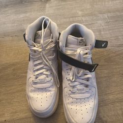 High top Air Force’s white/forest green size 14