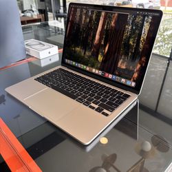 Apple 13” MacBook Air M4 Chip 16GB Ram 256SSD! 100%Battery! 90 day warranty! We offer financing!