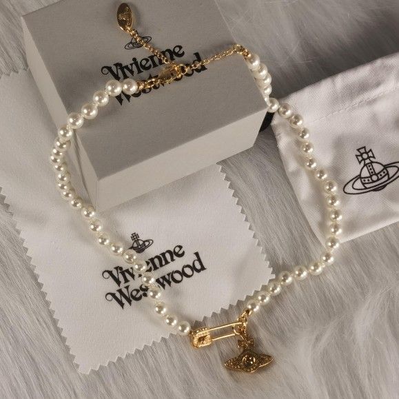 Vivienne Westwood Lucrece pearl necklace in Gold
