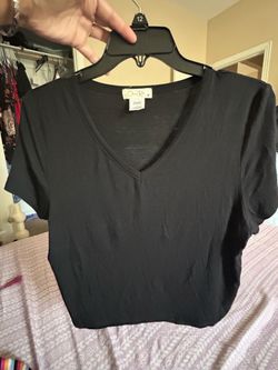 Black v neck crop top