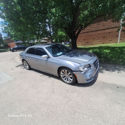 Carro sale es un 300 Sale carro muy Bueno con aire llantas new calado