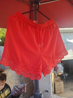 RED SHORTS LARGE