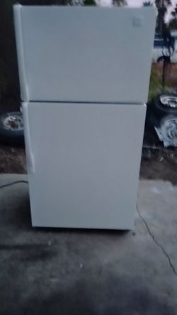 Whirlpool white apartment size fridge (PLEASE READ DESCRIPTION FOR DETAILS=THANK YOU!!👍