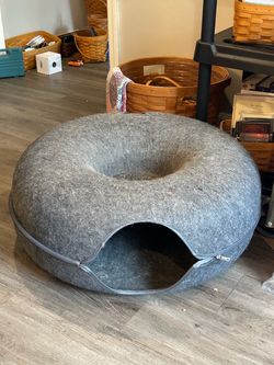 Like new Peekaboo donut for cats