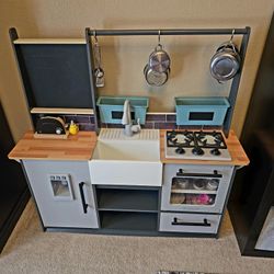 Beautiful Kids Play Kitchen 