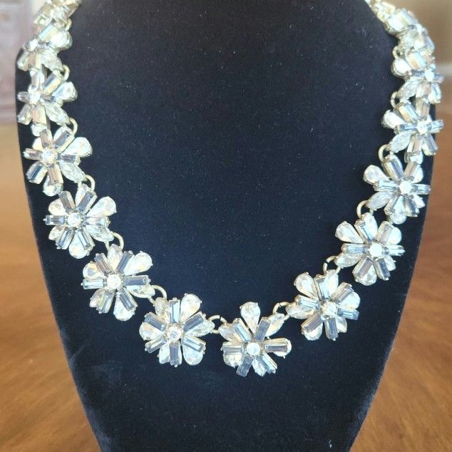 Beautiful Ladies  Ann Taylor LOFT Statement Necklace