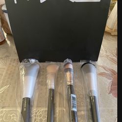 MAC makeup Brushes Brand New 129S 170 168S 150S Serious inquiries only Pick up location in the city of Pico Rivera  