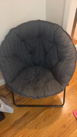 Round folding chair
