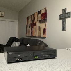 * SAMSUNG * HIGH QUALITY * 4-HEAD HI-FI STEREO VHS VCR AND DVD PLAYER AND CD PLAYER COMBO UNIT . LIKE NEW . MUST SEE TO APPRECIATE . 