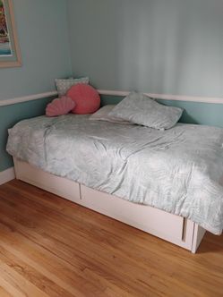 Twin bed with mattress and drawers Cama personal con colchon y gavetas.
