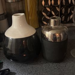 5 Black Martini Glasses & 1 Black & White Vase Or Decor 