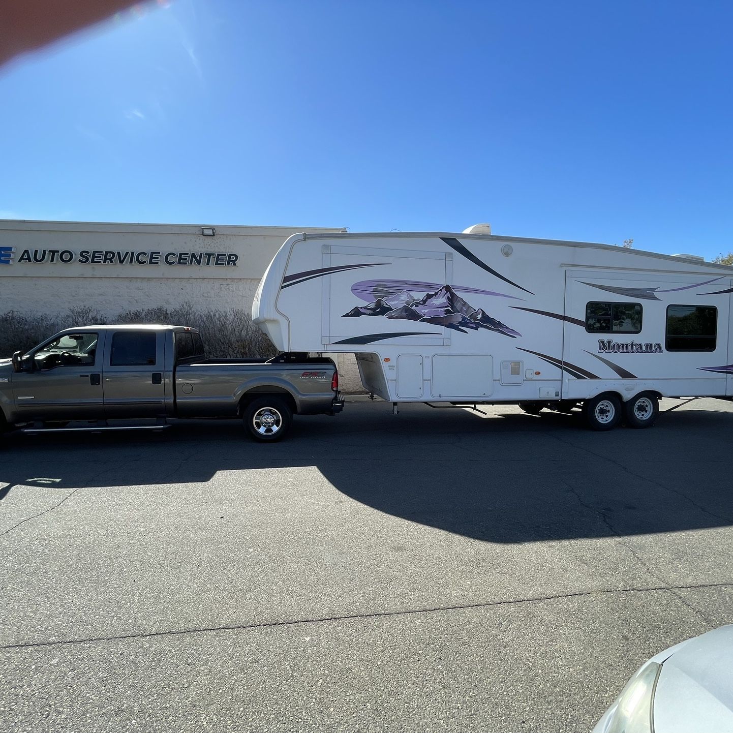 2007 Montana Fifth Wheel,  2 slide outs Rk3000 rear kitchen