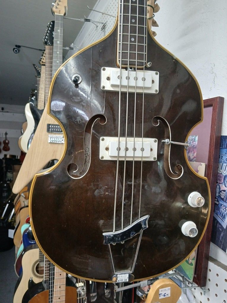1960 echo Vintage.
Bass guitar