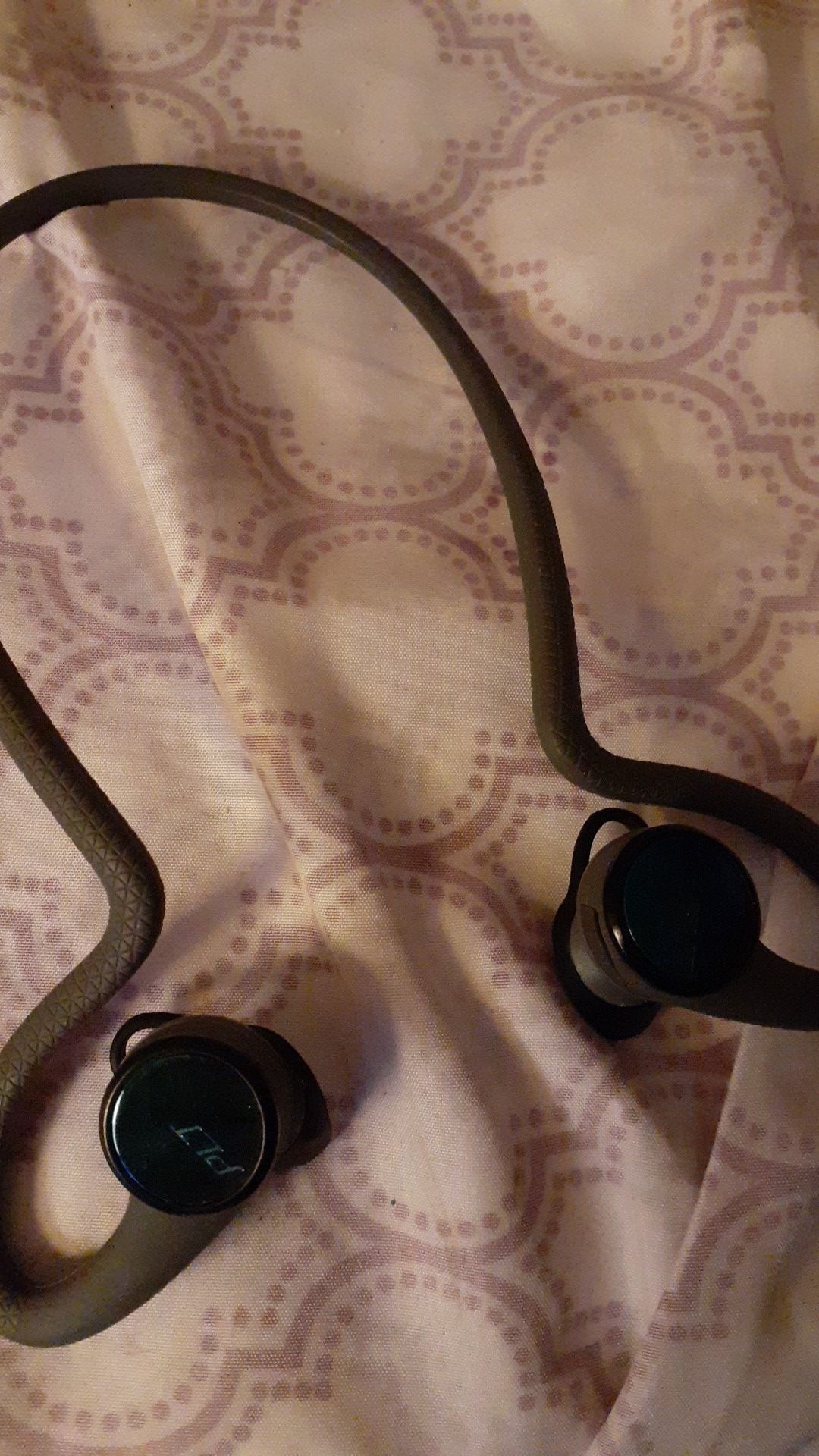 Bluetooth earbuds plt