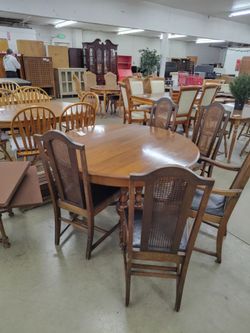 Seven leaf extendable round table W/ 6 chairs