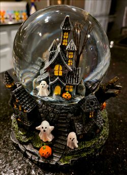 Haunted Halloween Snow Globe