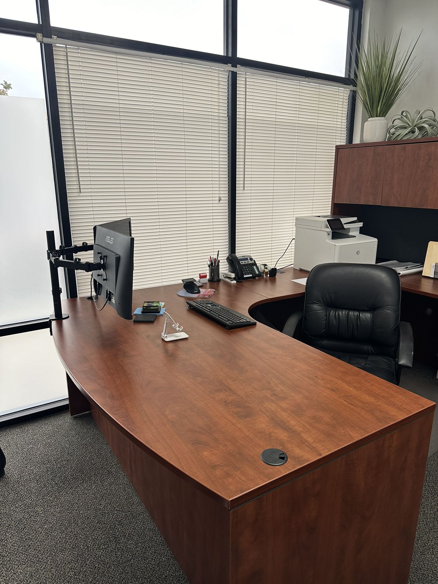 U Shape Office Desk With Hutch