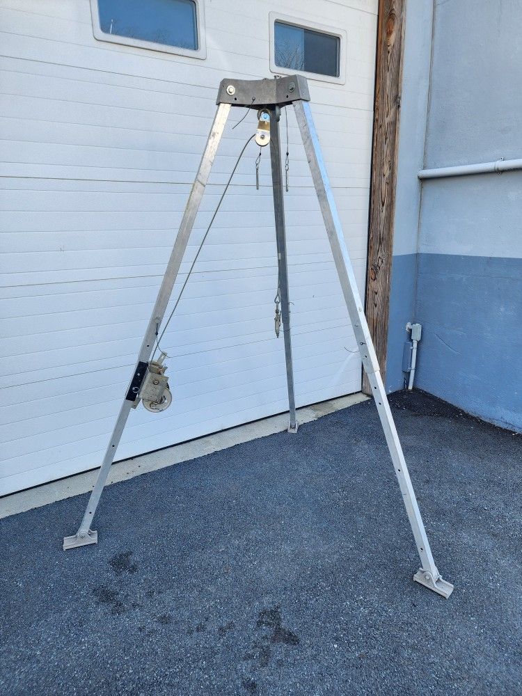 Honeywell Miller 51/7Ft Confined Space System Tripod and Recovery