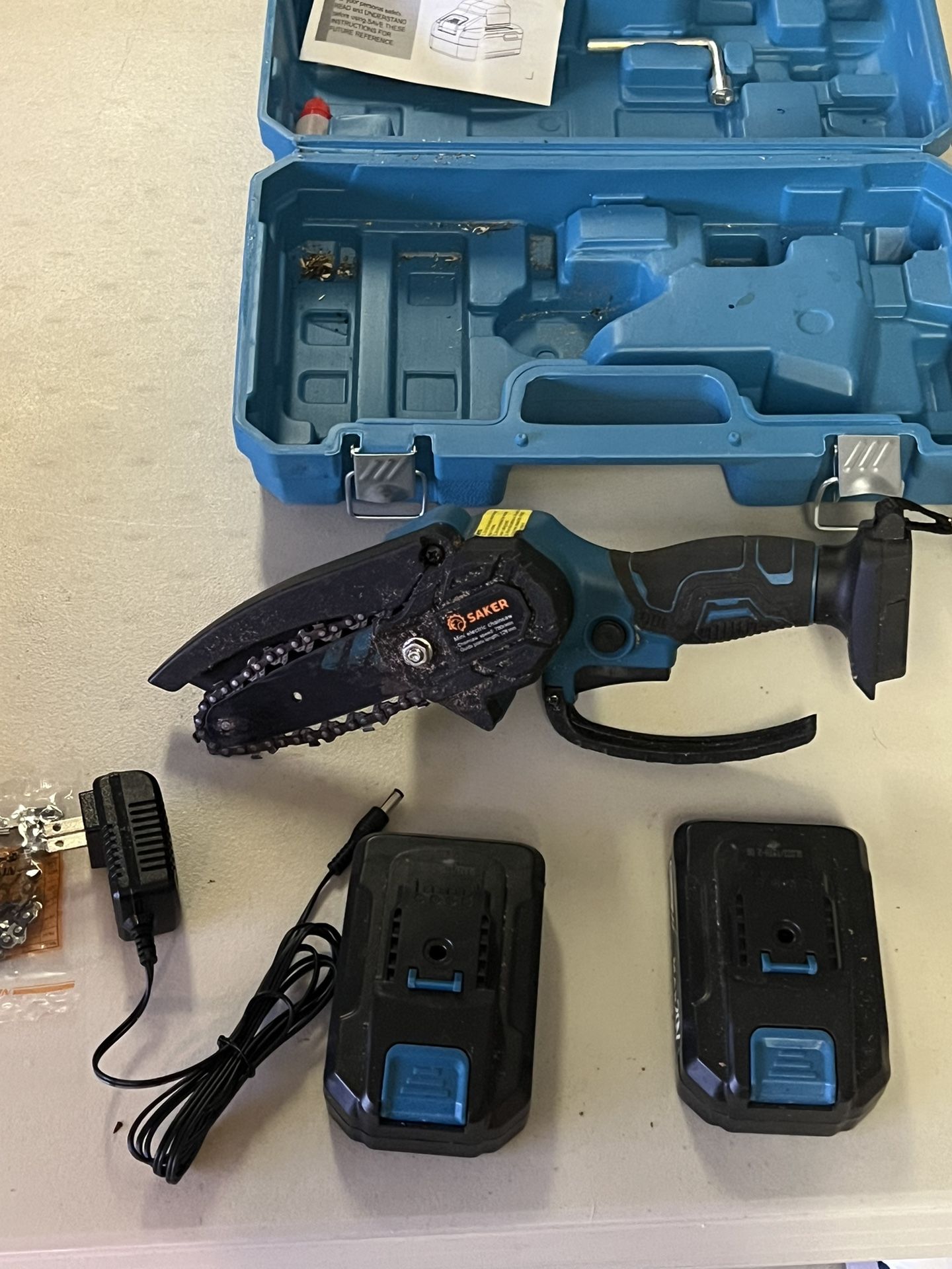 Saker 4-Inch Mini Chainsaw Kit – Cordless, 20V – w/ 2 Batteries, Charger, Case & Extra Chains