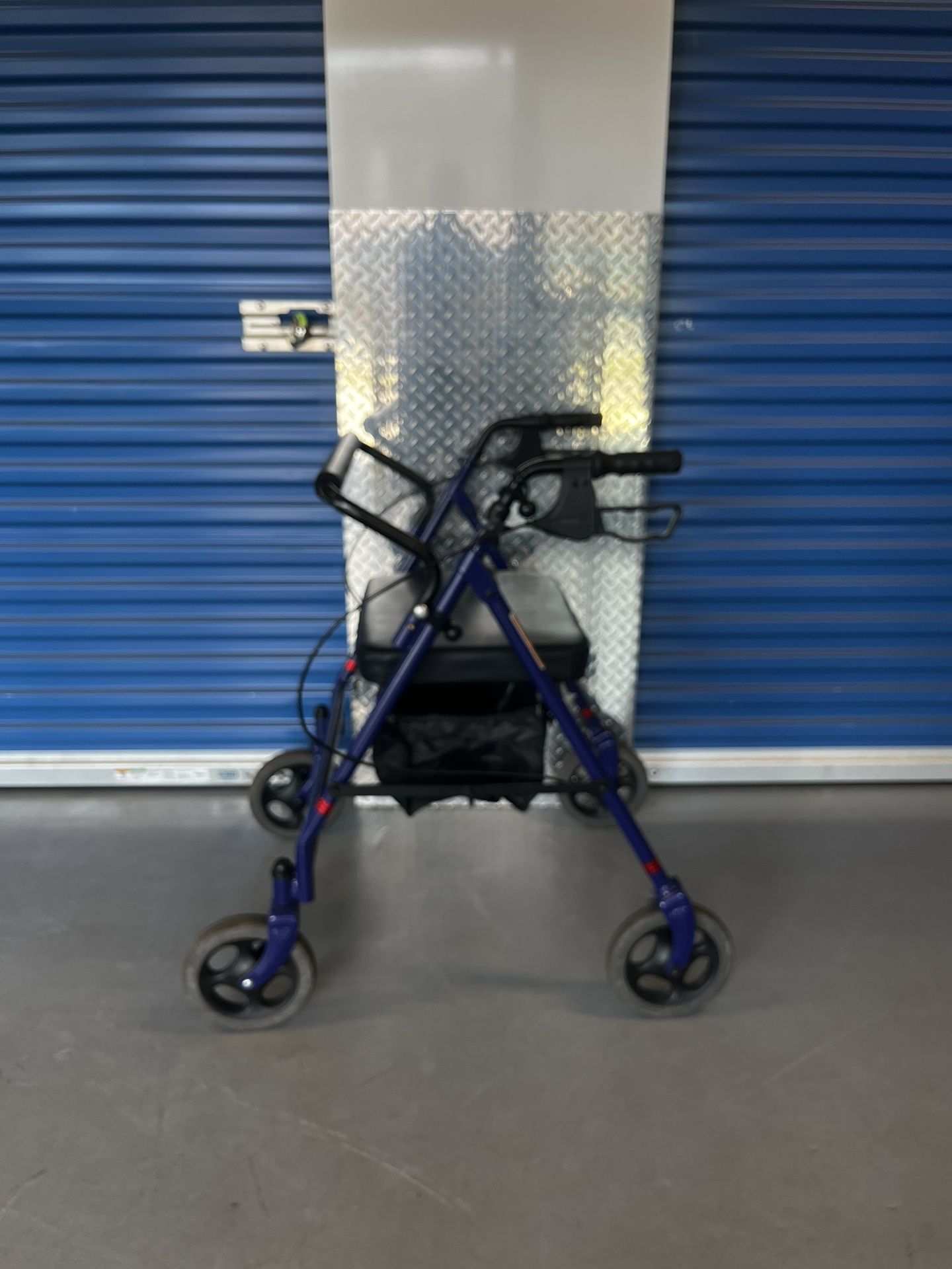 Caminadora Hugo Ellite Rollator con Asiento, Reapaldo y bolsa se Sillín