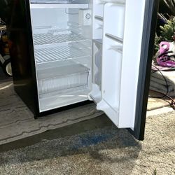 4.4 Cu Ft.  Majic Chef. Mini Refrigerator 