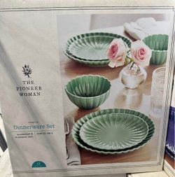 The Pioneer Woman Colette Scallop Green 12-Piece Stoneware Dinnerware Set