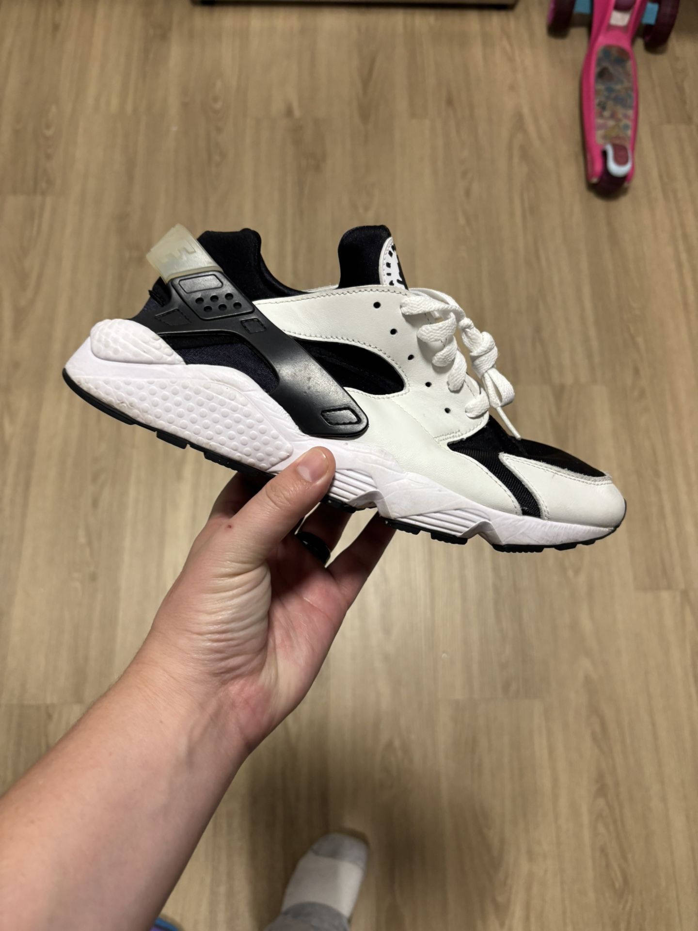 Nike White And Black Huarcahe
