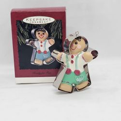 1993 Hallmark Ornament Ready For Fun Gingerbread Boy Escaping Cookie Cutter Box

HANDCRAFTED - ISSUE DATE 1993

Ornament in mint condition, kept in th