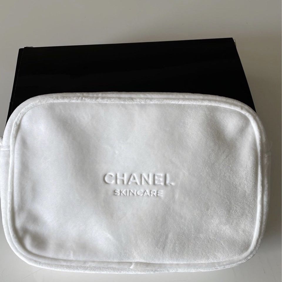 Chanel Cosmetic Beauty Bag. White for Sale in Oakland Park, FL - OfferUp