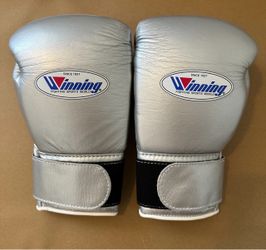 Winning Boxing Gloves Silver Velcro 8oz